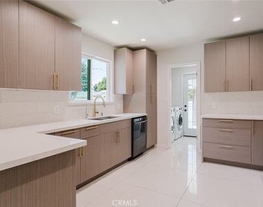 16155 Hamlin Street - Photo Thumbnail 7