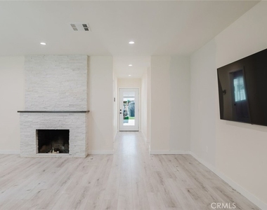 16155 Hamlin Street - Photo Thumbnail 11