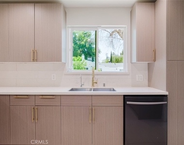 16155 Hamlin Street - Photo Thumbnail 8