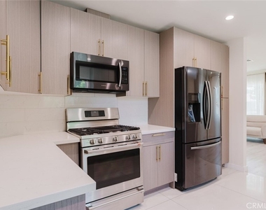 16155 Hamlin Street - Photo Thumbnail 9