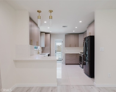 16155 Hamlin Street - Photo Thumbnail 6