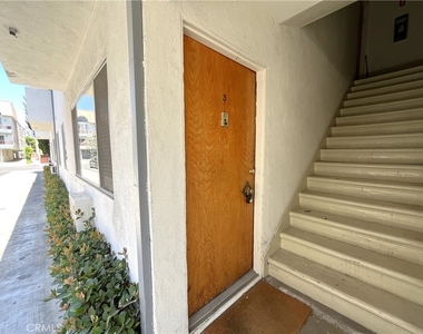 1933 Pelham Avenue - Photo Thumbnail 2