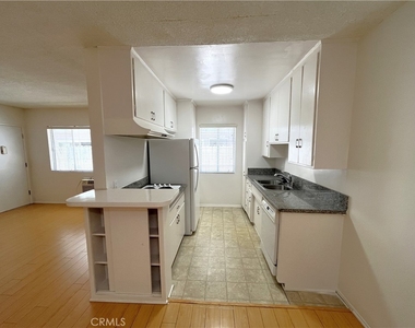 1933 Pelham Avenue - Photo Thumbnail 9