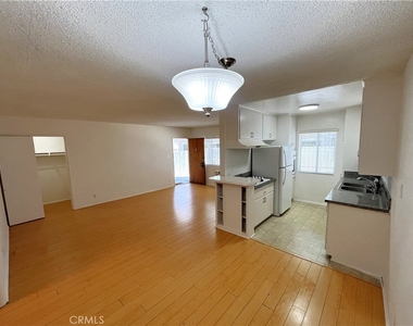 1933 Pelham Avenue - Photo Thumbnail 5