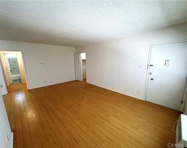 1933 Pelham Avenue - Photo Thumbnail 6