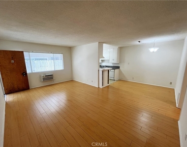 1933 Pelham Avenue - Photo Thumbnail 4
