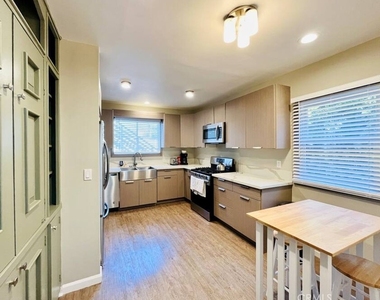 226 S Rexford Drive - Photo Thumbnail 10