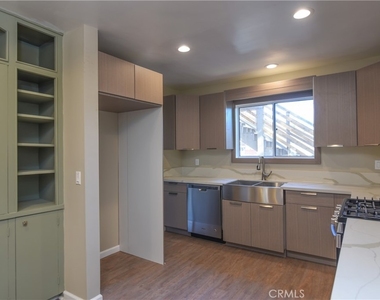226 S Rexford Drive - Photo Thumbnail 12