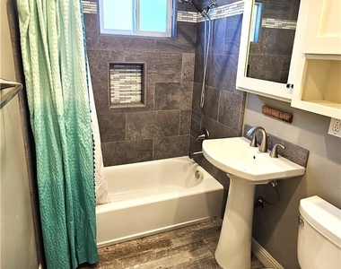 1124 W Woodcrest Avenue - Photo Thumbnail 15