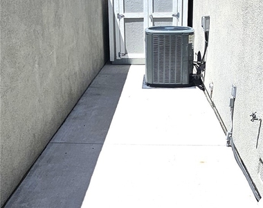 1124 W Woodcrest Avenue - Photo Thumbnail 29