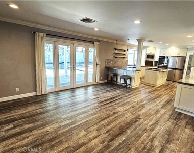 1124 W Woodcrest Avenue - Photo Thumbnail 11