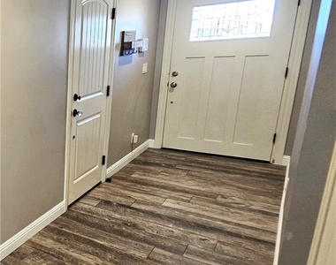 1124 W Woodcrest Avenue - Photo Thumbnail 9