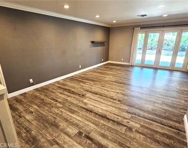 1124 W Woodcrest Avenue - Photo Thumbnail 8