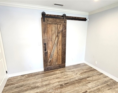 1124 W Woodcrest Avenue - Photo Thumbnail 21