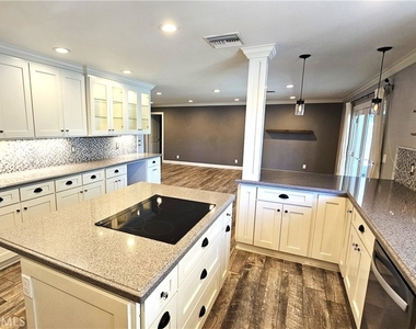 1124 W Woodcrest Avenue - Photo Thumbnail 12