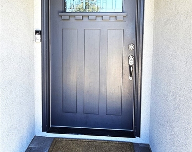 1124 W Woodcrest Avenue - Photo Thumbnail 33
