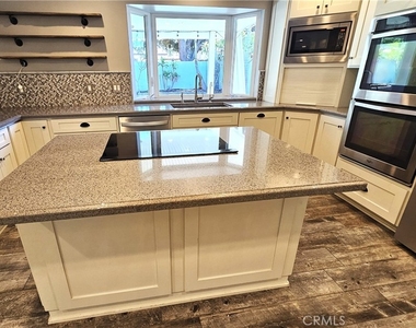 1124 W Woodcrest Avenue - Photo Thumbnail 5