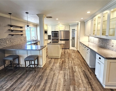 1124 W Woodcrest Avenue - Photo Thumbnail 2