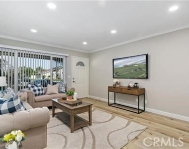 713 N Morgan Street N - Photo Thumbnail 2
