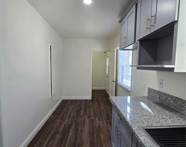 260 W 18th Street - Photo Thumbnail 8