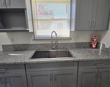 260 W 18th Street - Photo Thumbnail 14