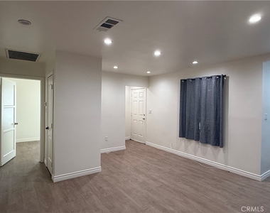 7045 Lindley - Photo Thumbnail 3