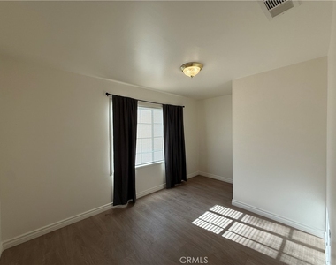 7045 Lindley - Photo Thumbnail 6