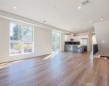 10719 Addison Street - Photo Thumbnail 5
