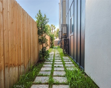 10719 Addison Street - Photo Thumbnail 21
