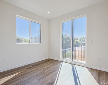 10719 Addison Street - Photo Thumbnail 9