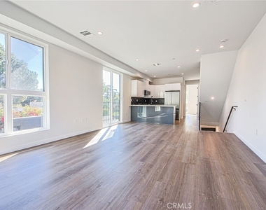 10719 Addison Street - Photo Thumbnail 23