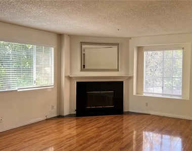 1037 Sunset Boulevard - Photo Thumbnail 2