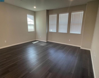 777 Country Club Dr - Photo Thumbnail 8