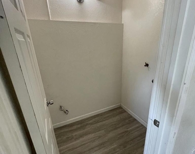 2424 E 24th Street - Photo Thumbnail 9