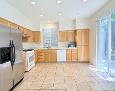 1023 Vista Pointe Cir - Photo Thumbnail 11
