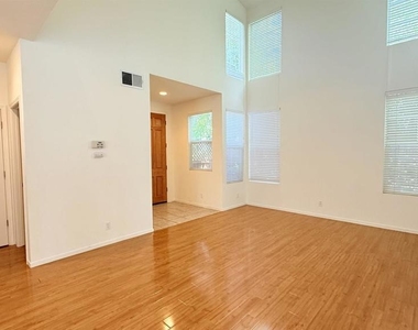 1023 Vista Pointe Cir - Photo Thumbnail 8