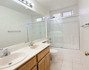 1023 Vista Pointe Cir - Photo Thumbnail 33