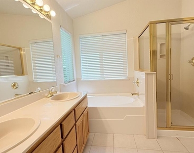 1023 Vista Pointe Cir - Photo Thumbnail 27