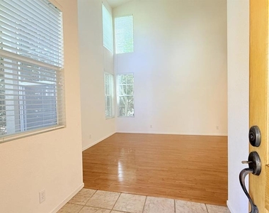 1023 Vista Pointe Cir - Photo Thumbnail 3