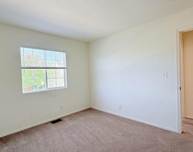 1023 Vista Pointe Cir - Photo Thumbnail 35