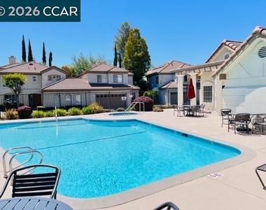 1023 Vista Pointe Cir - Photo Thumbnail 41