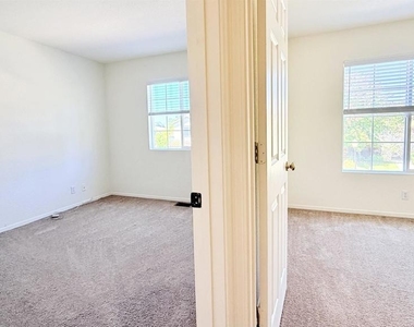 1023 Vista Pointe Cir - Photo Thumbnail 36