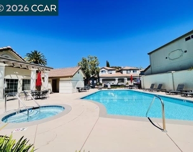 1023 Vista Pointe Cir - Photo Thumbnail 40