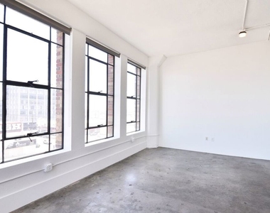 315 E 8th Street - Photo Thumbnail 4