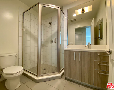 1232 N Kings Road - Photo Thumbnail 12