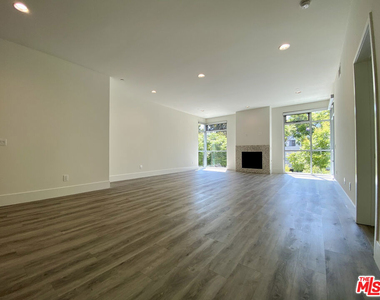 1232 N Kings Road - Photo Thumbnail 4