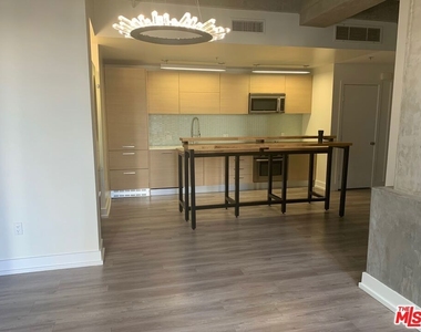 727 W 7th Street - Photo Thumbnail 7