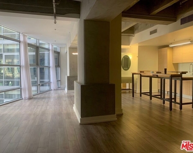 727 W 7th Street - Photo Thumbnail 2