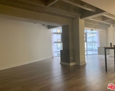 727 W 7th Street - Photo Thumbnail 5