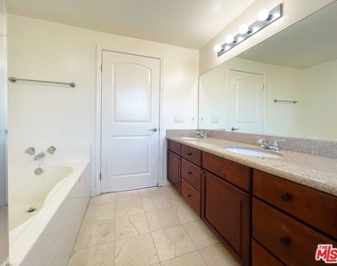 429 S St Andrews Pl - Photo Thumbnail 10